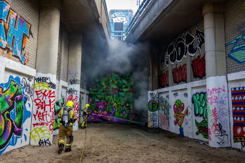 Rookontwikkeling over treinspoor door brandende scooter Rotterdam